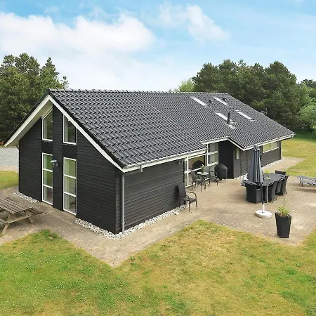 Four-bedroom In 24 Holiday home