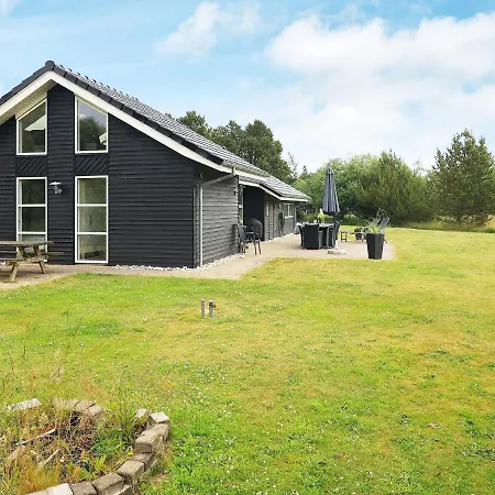 Four-bedroom In 24 Ferienhaus