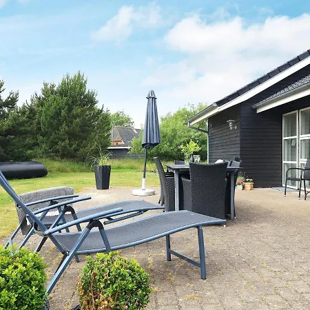 Four-bedroom In 24 Ferienhaus